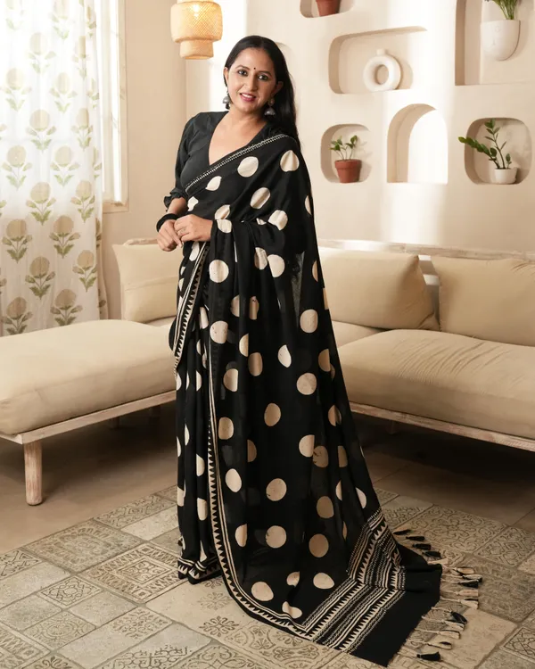 Black_Cotton_Polka_Dot_Mul_Saree_With_Tassels_For_Women